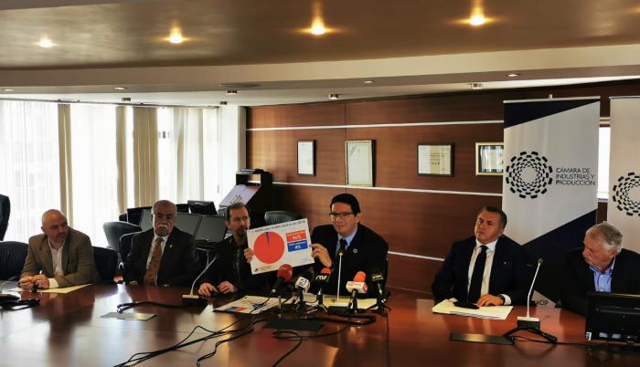 Pablo Zambrano, presidente de la Cámara de Industrias y Producción, explicó que la solicitud del sector es que sus camiones circulen bajo el habitual pico y placa.