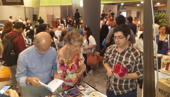 Visitantes a la feria por el Día Internacional del Libro en el Maac.