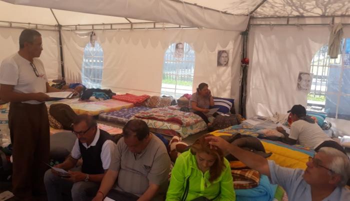 Un total de 30 jubilados cumplen este lunes siete días de huelga en los exteriores de la Asamblea Nacional.