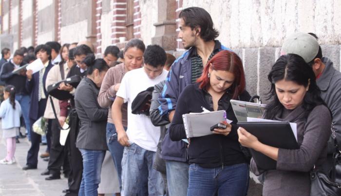 Un grupo de jóvenes hicieron fila días atrás en la calle Víctor Emilio Estrada, para entregar su hoja de vida y conseguir trabajo. La fila fue de dos cuadras.