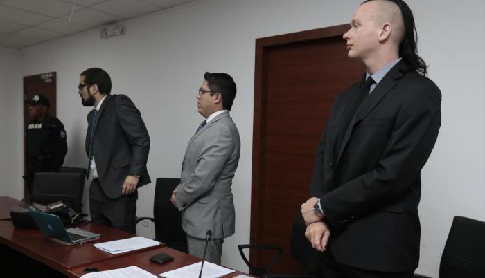 Referencial. Ola Bini junto con su abogado Carlos Soria en la audiencia de reformulación de cargos el 29 de agosto del 2019.