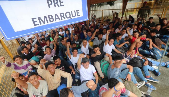 Primera llamada. Jóvenes rinden las pruebas para realizar su servicio militar.