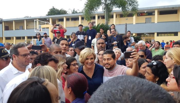 Cynthia Viteri, candidata a la Alcaldía de Guayaquil, llegó a votar con el actual alcalde Jaime Nebot.