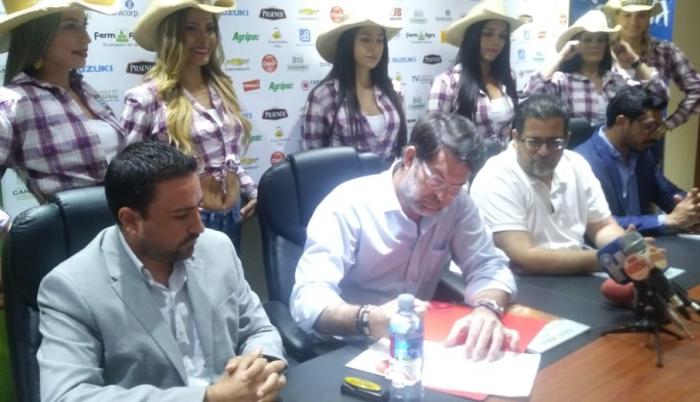 El presidente de la Asociación de Ganaderos del Litoral y Galápagos, Francesco Tabacchi, firma una alianza estratégica con una empresa de teconología.