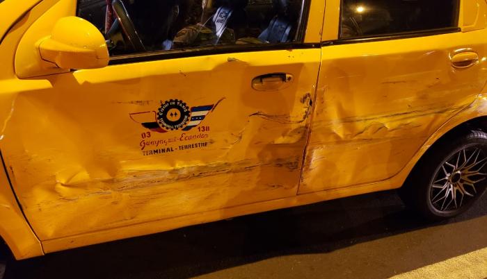 Tras el incidente, el conductor del taxi resultó con un dedo lastimado.