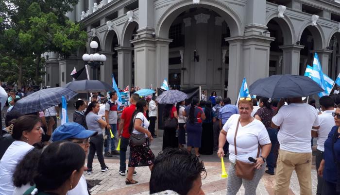 115 comerciantes protestaron este martes desde las 09:20.