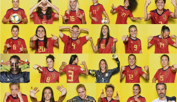 La plantilla de la selección española, junto a su entrenador, Jorge Vilda.