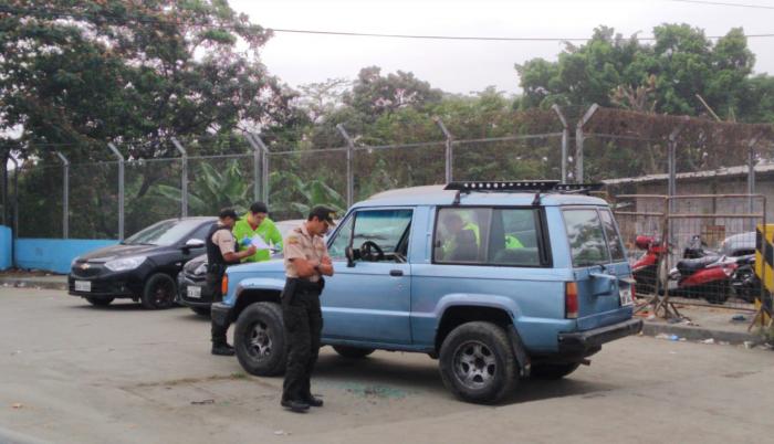 Dos individuos habrían llegado en una motocicleta e ingresaron al área donde parquean los agentes de seguridad carcelaria.
