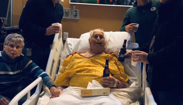El abuelo de Adam Schemm lo tenía claro: tomarse una cerveza con sus hijos. Y lo logró.