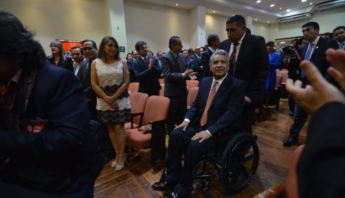 Medida. El presidente abandonó la sesión solemne antes de que acabara.