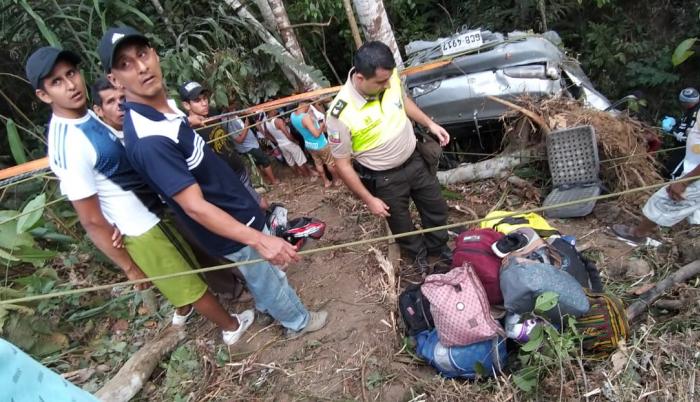 El vehículo se precipitó 70 metros hacia un abismo cercano, con aproximadamente 16 personas, todos miembros de una familia.