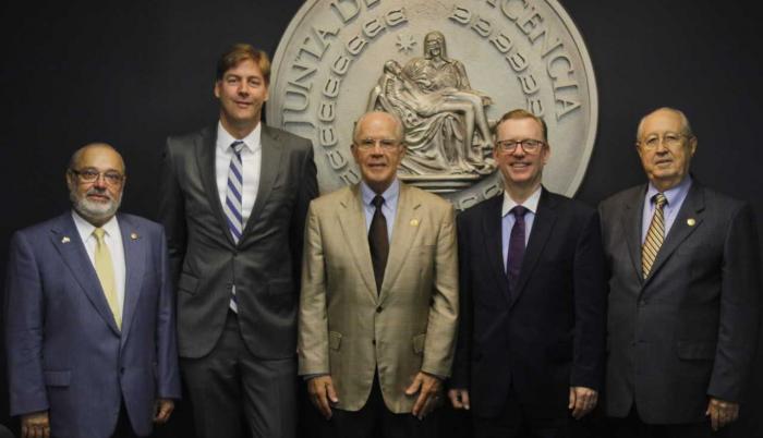 Visita del embajador estadounidense Michael J. Fitzpatrick con el director de la Junta de Beneficiencia de Guayaquil, Ernesto Noboa.