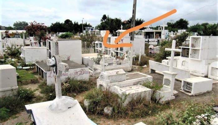 Varios ciudadanos que acudieron al cementerio de Huaquillas vieron los daños en una de las tumbas.