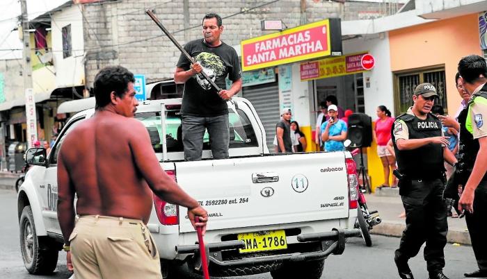 El sospechoso que vestía de negro y tenía en su camiseta estampada la imagen de El Guasón.