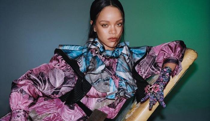 Rihanna de 31 años, continúa su actividad como empresaria en sus marcas de ropa Fenty y Savage x Fenty.