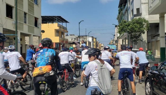 Un grupo de ciclistas avanza por la calle Cuenca hacia Vacas Galindo para visitar las huecas gastronómicas en Guayaquil.