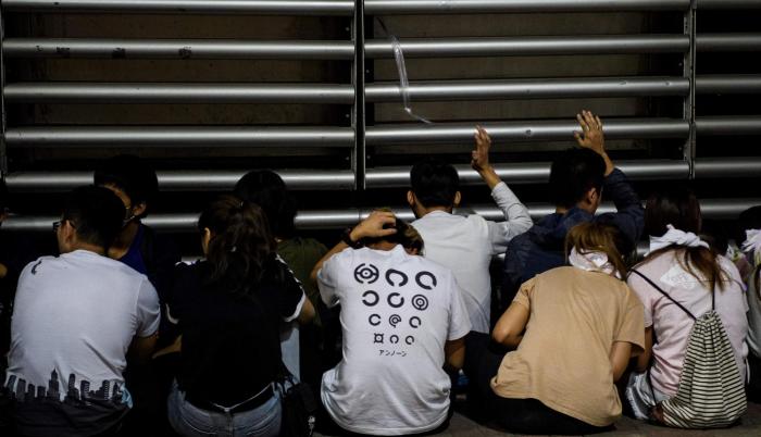 Los manifestantes resguardaron las entradas principales del edificio. Muchos de ellos son estudiantes de la misma universidad.