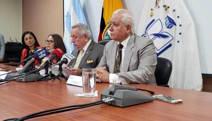Roberto Passailague, rector de la Universidad de Guayaquil, da declaraciones sobre la renunica de cinco miembros de la CIFI.