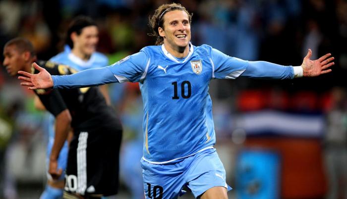 Diego Forlán, exjugador de Uruguay, en la celebración de un gol en la Copa del Mundo Sudáfrica 2010.