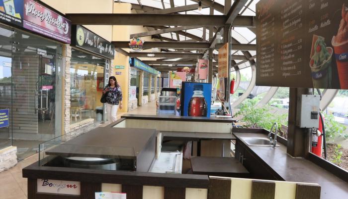 Algunos locales ubicados en el paso comercial de la Universidad Católica de Santiago de Guayaquil mantienen sus puertas cerradas por la falta de clientes.