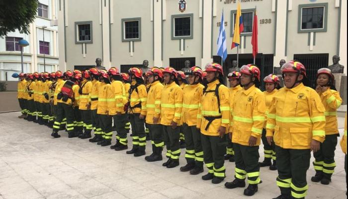Bomberos en la plaza del Museo ‘Jefe Félix Luque Plata’.