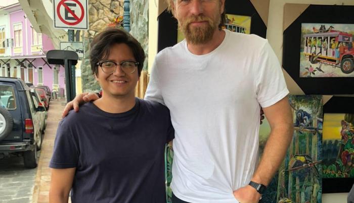 El actor Ewan McGregor se tomó una foto con un fan en el barrio Las Peñas.