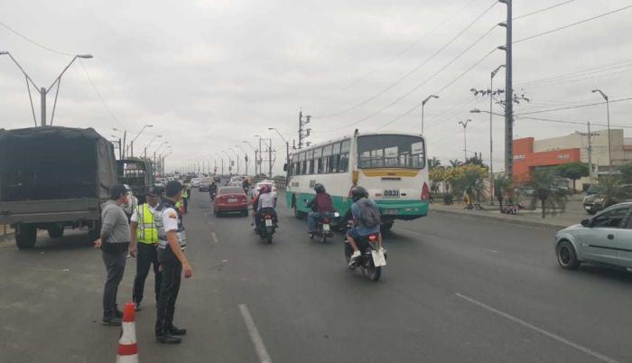 Agentes de tránsito controlan el paso en el puente.