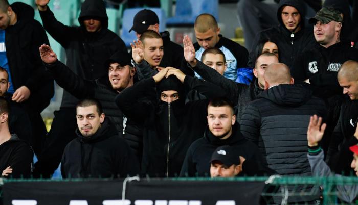 El protagonismo inesperado recayó en los insultos racistas y gritos de mono proferidos por una parte de la afición búlgara hacia los jugadores ingleses.