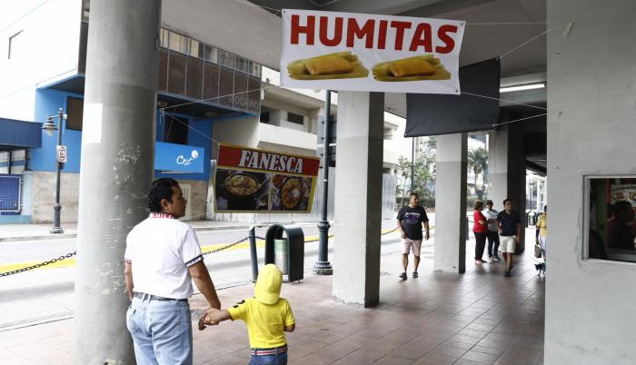 Variedad. En los negocios del centro es común ver este tipo de letreros, promocionando los productos estrellas de la Semana Mayor.