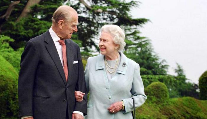 El duque junto a la soberana británica