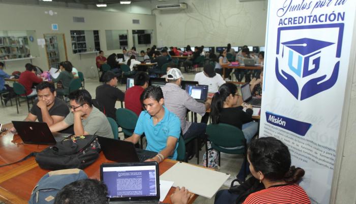 Trabajo. La biblioteca de la Facultad de Arquitectura reúne todos los estándares requeridos en la evaluación.