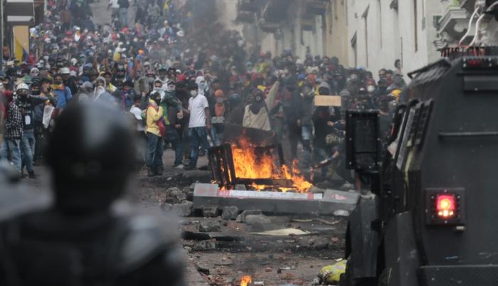 Fuertes enfrentamientos entre policías y manifestantes en el Centro Histórico.