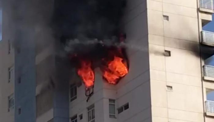 Según versiones de personas que salían del hotel, la explosión se hanría producido en el piso 14.