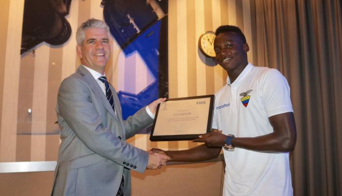 Representante de la FIFA hace entrega de una placa a la selección sub-20.