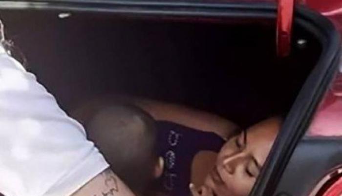 En redes sociales la fotografía de la mujer con su bebé escondidos en el baúl fue criticada.