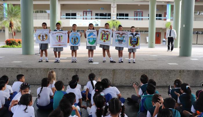 Los estudiantes exhibieron los diferentes escudos que tuvo el país antes de que se institucionalice el definitivo. (Martha Torres)