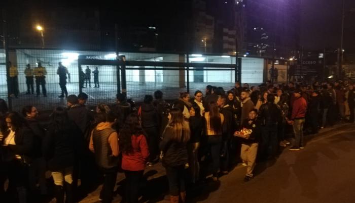 Los asistentes se retiraron del Ágora de la Casa de la Cultura desilusionados por la cancelación del concierto.