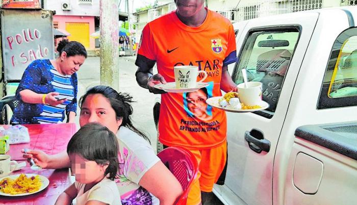 Anthony Medina es cocinero, mesero, lavaplatos y hasta cobrador en un restaurante. Teme quedarse sin ‘camello’.
