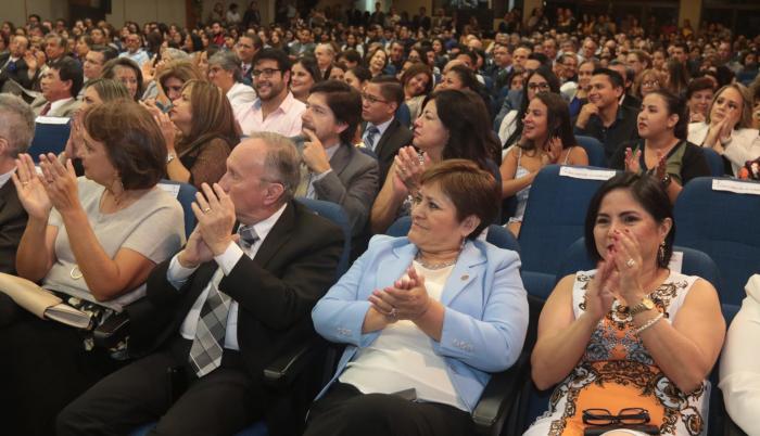 Acto. Cientos de asistentes, entre invitados y condecorados, llenaron la aula magna de la Universidad Católica.