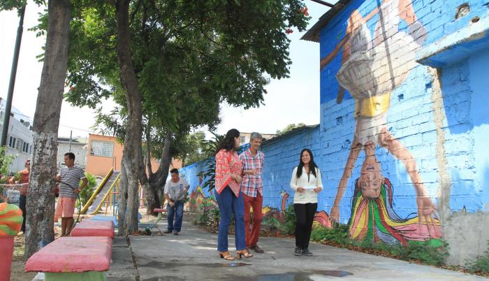 Trabajo. Unos barren, otros riegan las plantas y muchos recorren y observan el mural plasmado en la pared del ‘parque chico’, del cual los habitantes de Urbanor se sienten orgullosos.