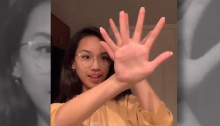En un vídeo publicado en TikTok una mujer realiza un truco de manos en el que las extremidades parecen estar una dentro de la otra.