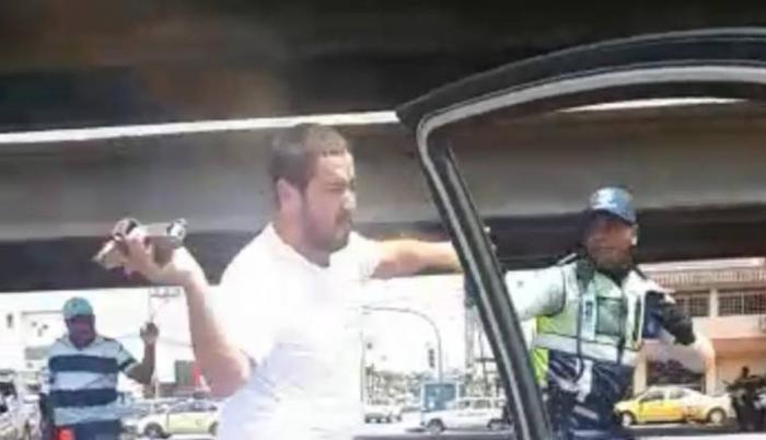 El sujete asegura que no le ocasionó heridas graves al agente.