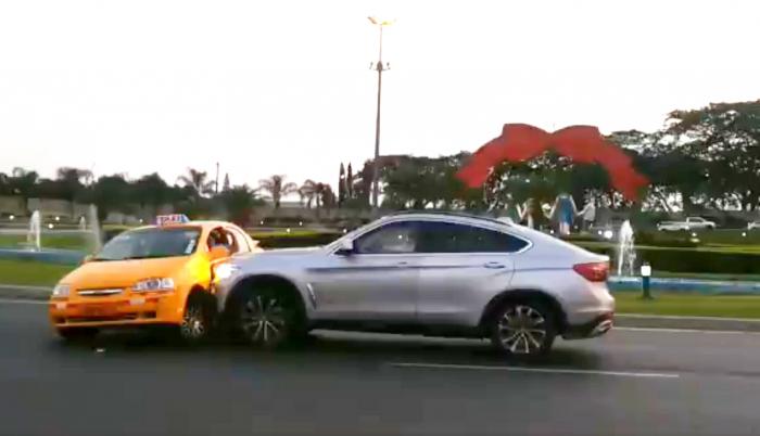 El conductor de un BMW arrastró a un taxi, en Samborondón. Los dos autos fueron retenidos.