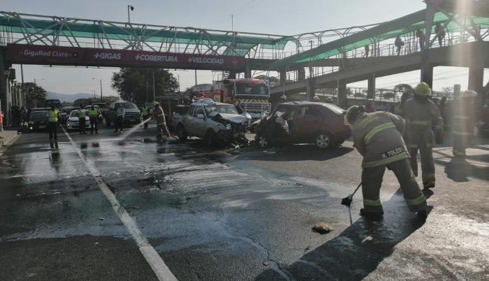 Los bomberos limpiaron la calzada para evitar otro accidente.