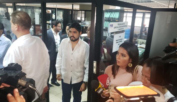 Julio Candell, presidente de la Junta Electoral del Guayas saliendo de la diligencia judicial.