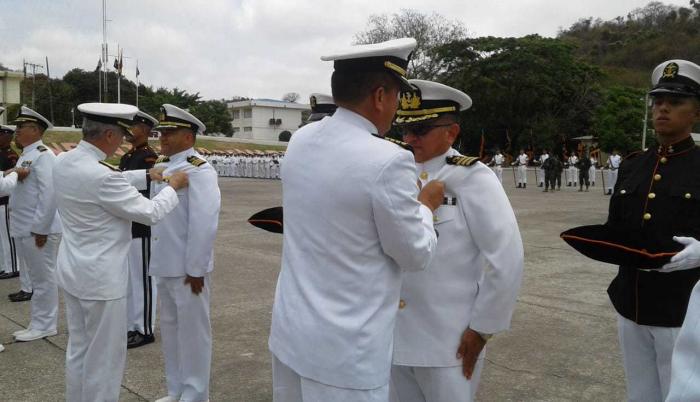 Condecoraciones Las autoridades de la Infantería de Marina entregan las Alas Doradas a los paracaidistas.