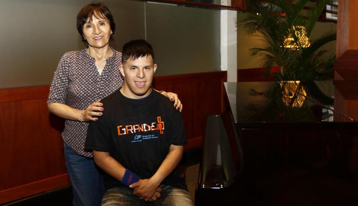 Carlos con su madre, Alejandra Gonzales, su principal apoyo.