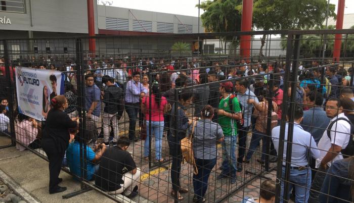 Cientos de personas realizaron fila desde las 5:00, en el Centro de Convenciones, para dejar una hoja de vida en la Expo Trabajo 2019.