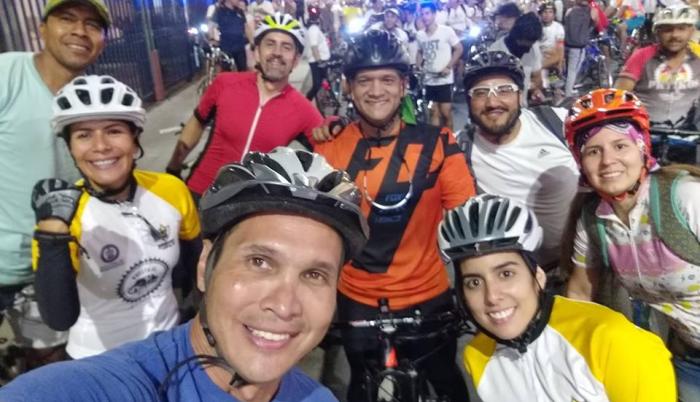 La agrupación de ciclistas Masa Crítica rendirá un homenaje “sobre ruedas” a Andrés Moreno (de azul, en la imagen).