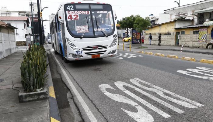 Por disposición de las autoridades, las tarifas del transporte urbano bajaron desde hoy los diez centavos en que se había incrementado.